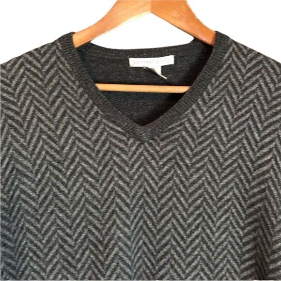 Geoffrey Beene grey v neck sweater. Size medium - Picture 2 of 9